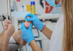 Podólogo cuidando Pie Daiabético